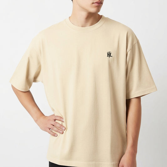 Camiseta com estampa frontal de monograma estilizado e estampa traseira de ilustração de figura crucificada sobreposta a repetição da palavra "JESUS".