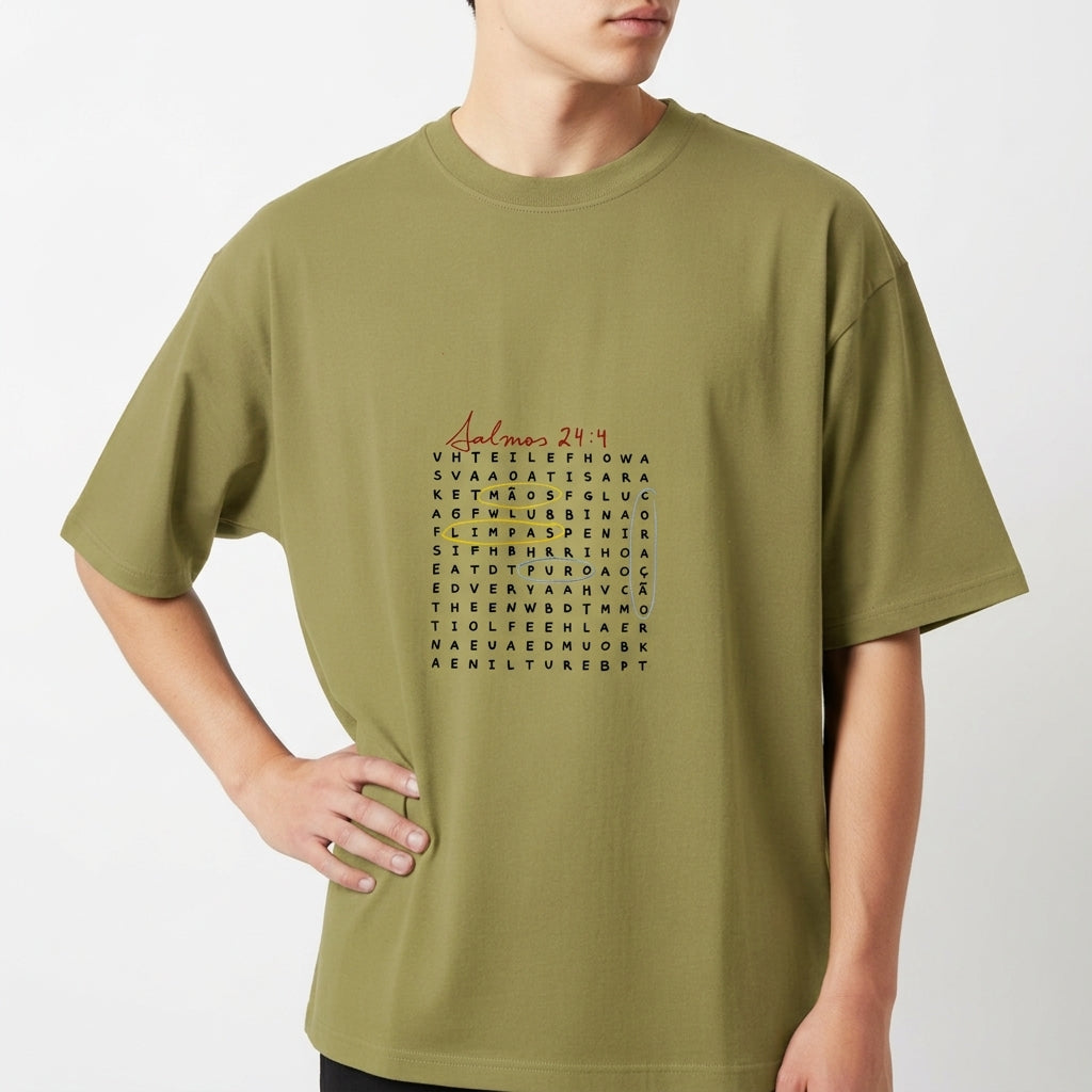 Camiseta com estampa frontal de um caça-palavras com letras agrupadas em quadrado e título "Salmos 24:4" destacado em escrita cursiva no topo.