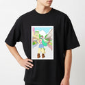 Camiseta com estampa frontal de personagem estilo anime em cenário urbano, com cabelos longos e verdes, usando chapéu e botas, cercada por prédios.