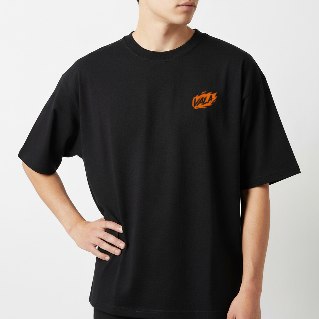 Camiseta com estampa frontal de logotipo estilizado em traços dinâmicos e estampa traseira de desenho de caveira e pessoa com texto impactante em estilo grafite.