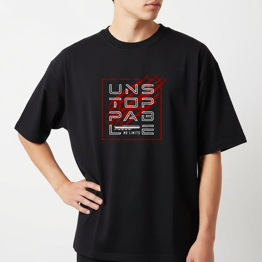 Camiseta com estampa frontal de palavras estilizadas rodeadas por traços dinâmicos e linhas diagonais, destacando a expressão "UNSTOPPABLE" e a frase "NO LIMITS".