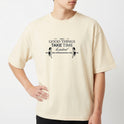 Camiseta com estampa frontal de uma barra de peso acompanhada da frase "GOOD THINGS TAKE TIME, be patient", decorando o centro com estilo motivacional.