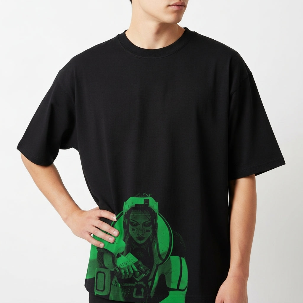 Camiseta com estampa frontal de um personagem em vestimenta futurista com capacete, em pose dinâmica segurando uma pistola e olhando diretamente à frente.