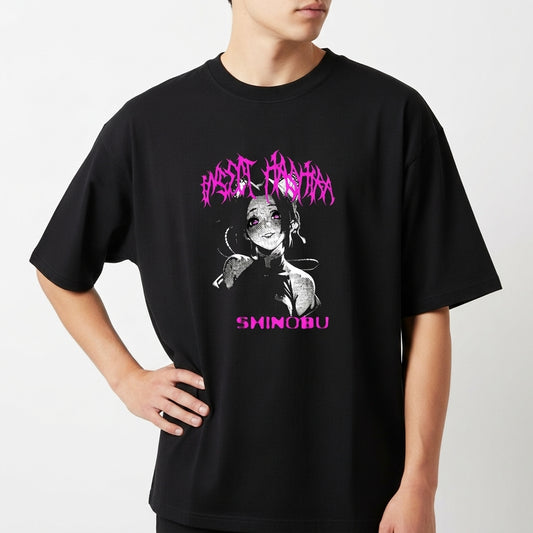 Camiseta com estampa frontal de personagem estilizada, apresentando detalhes de ilustração complexa e texto em fonte artística.