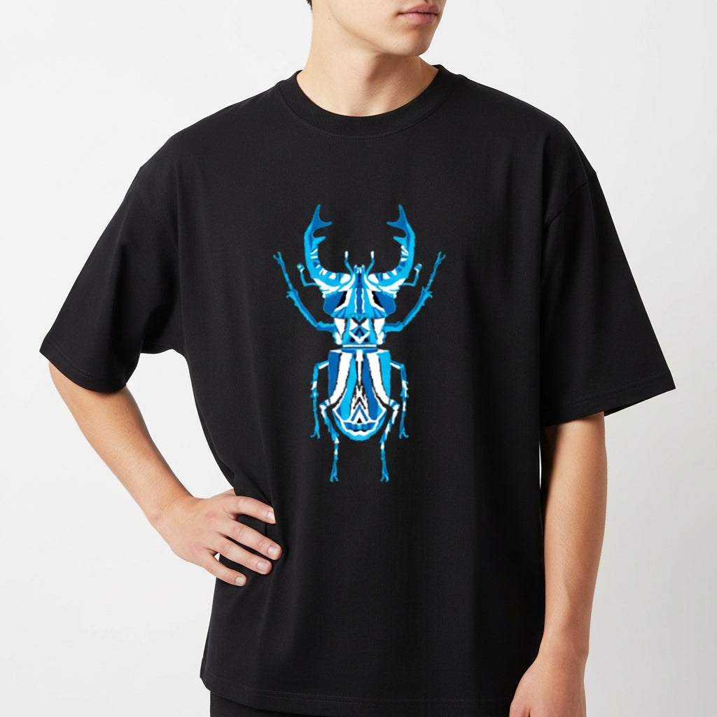 Camiseta com estampa frontal de um besouro estilizado em um design geométrico composto por linhas intricadas e contrastantes, destacando-se pelo formato detalhado.