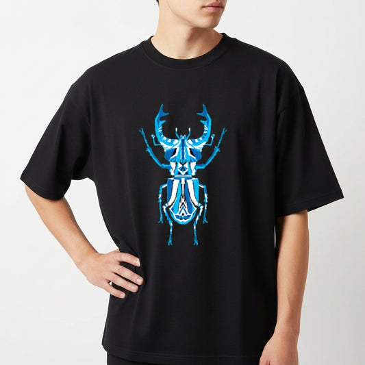 Camiseta com estampa frontal de um besouro estilizado em um design geométrico composto por linhas intricadas e contrastantes, destacando-se pelo formato detalhado.