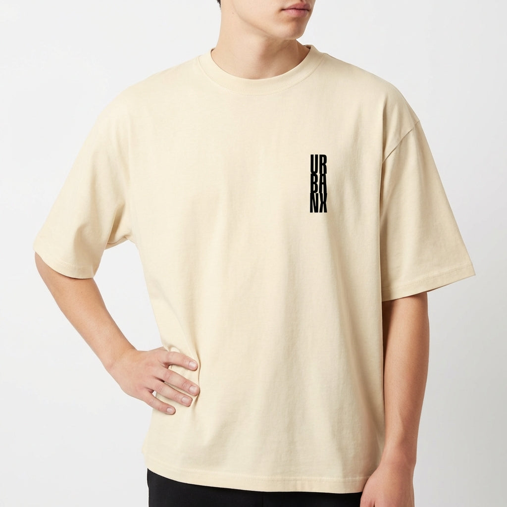 Camiseta com estampa frontal de texto vertical "URBANX" e estampa traseira de "CHOOSE YOUR STYLE URBANX CREATIVE" com letras grandes e efeito de tinta escorrendo.