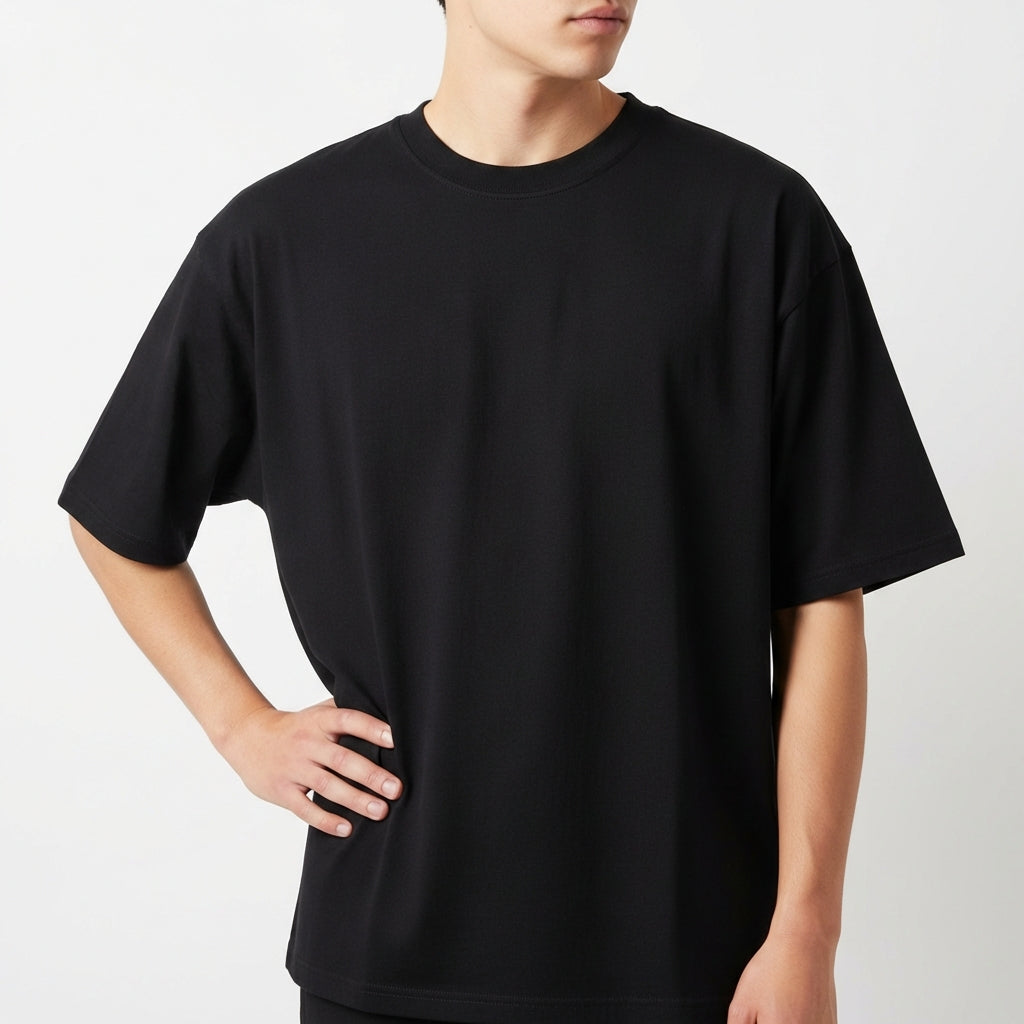 Camiseta sem estampa visível.