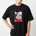 Camiseta com estampa frontal de dois personagens em estilo mangá, destacando-se em um enquadramento retangular com elementos artísticos de linhas e detalhes realçados.