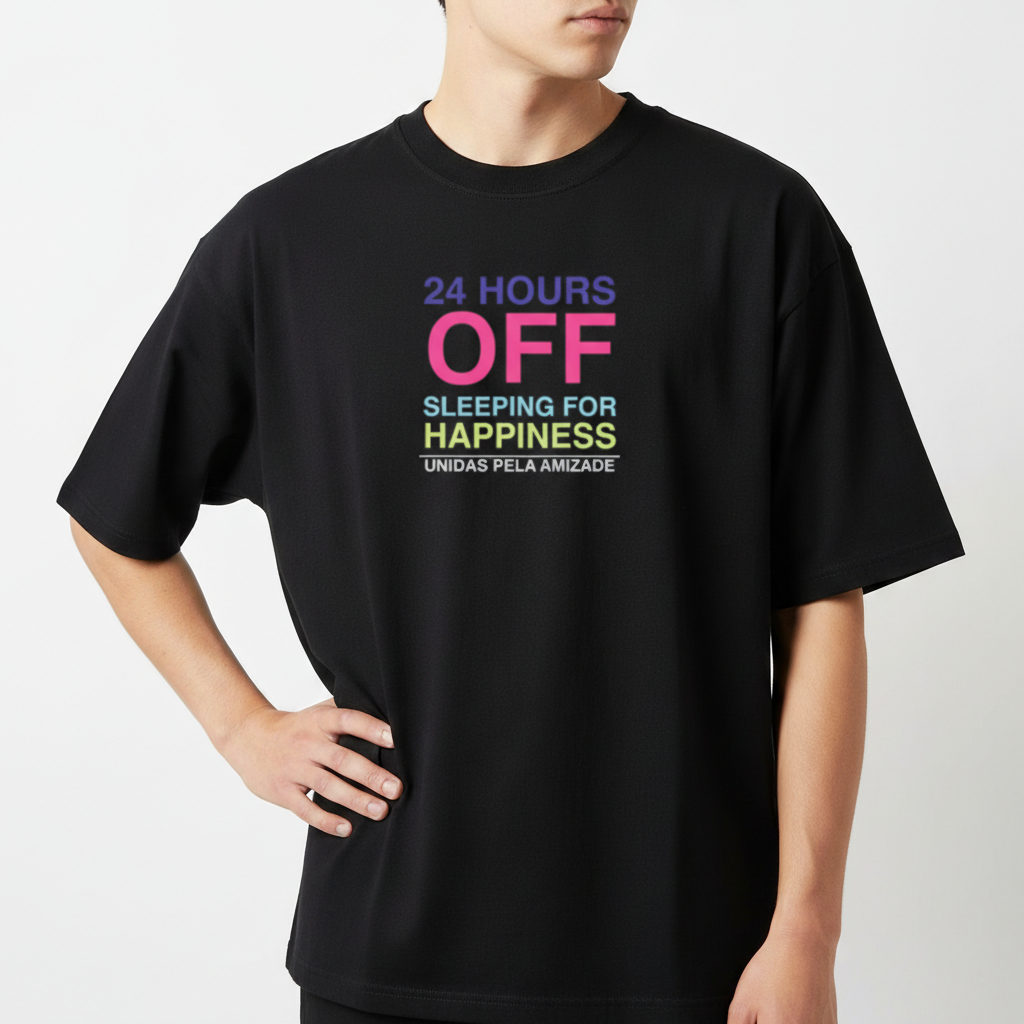 Camiseta com estampa frontal de texto em múltiplas linhas: "24 HOURS OFF", "SLEEPING FOR HAPPINESS", "UNIDAS PELA AMIZADE" em diferentes cores.
