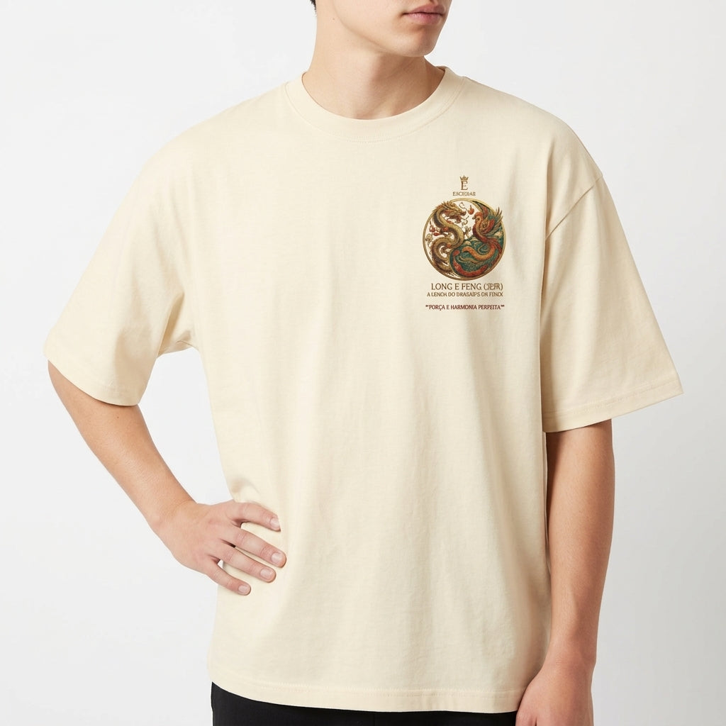 Camiseta com estampa frontal de dragão e fênix junto a texto estratégico, e estampa traseira de dragão detalhado sobre nuvens com textos complementares.
