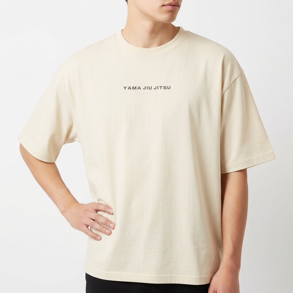 Camiseta com estampa frontal de texto "YAMA JIU JITSU" em letras pequenas e estampa traseira de caracteres japoneses grandes com flores estilizadas.