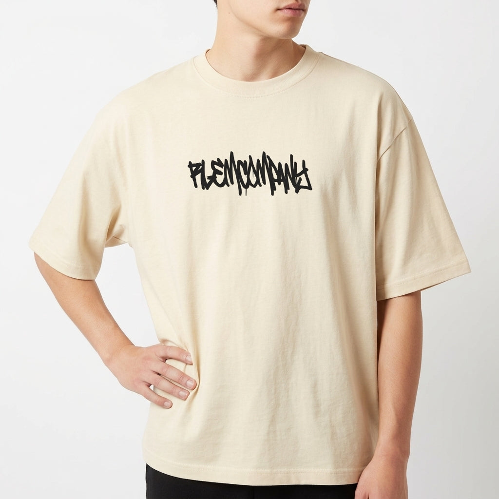 Camiseta com estampa frontal de texto estilizado semelhante a grafite e estampa traseira de desenho abstrato com rosto sorridente e texto grande.