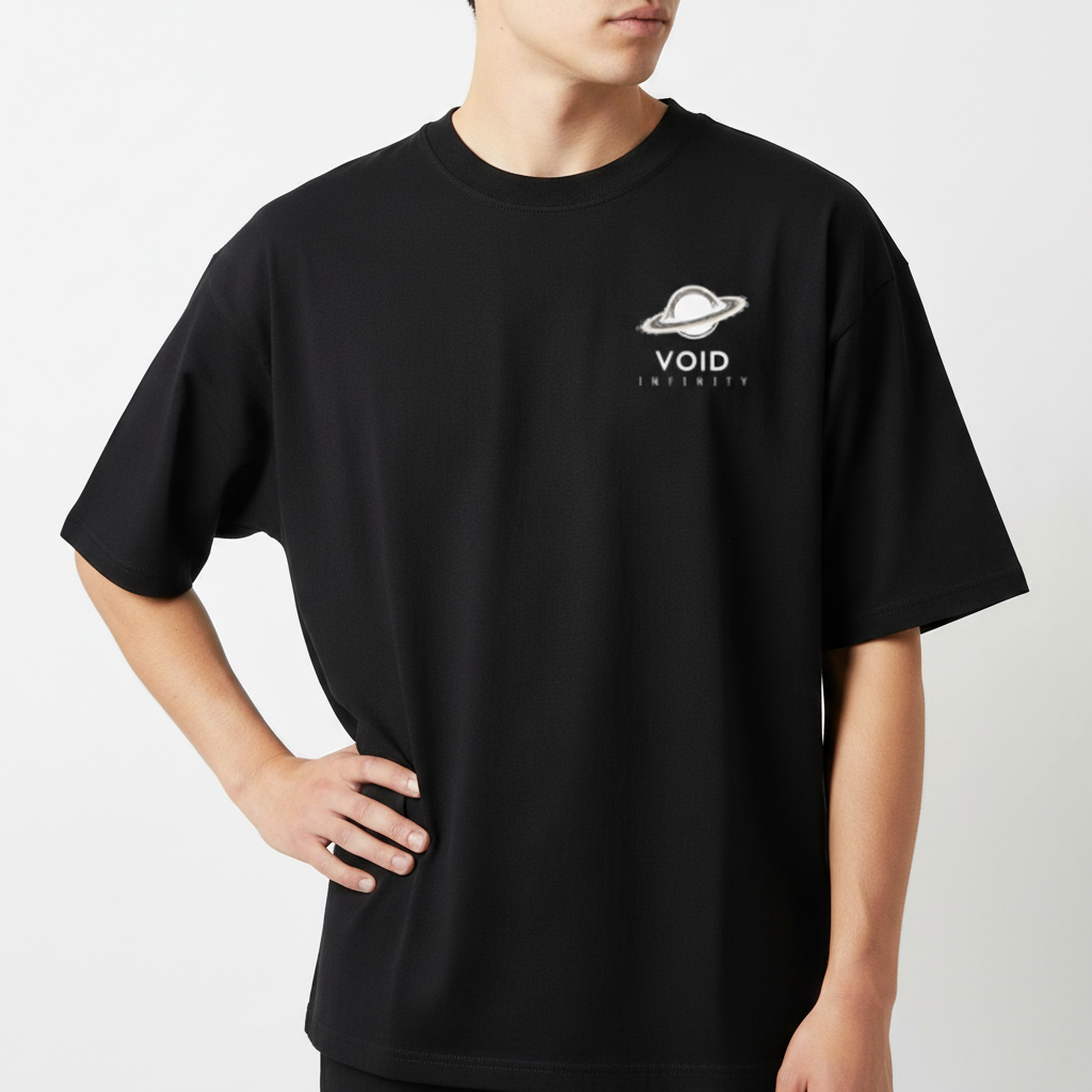 Camiseta com estampa frontal de um planeta com os dizeres "Void Infinity" e estampa traseira do mesmo planeta sobre fundo de linhas com repetição do texto.