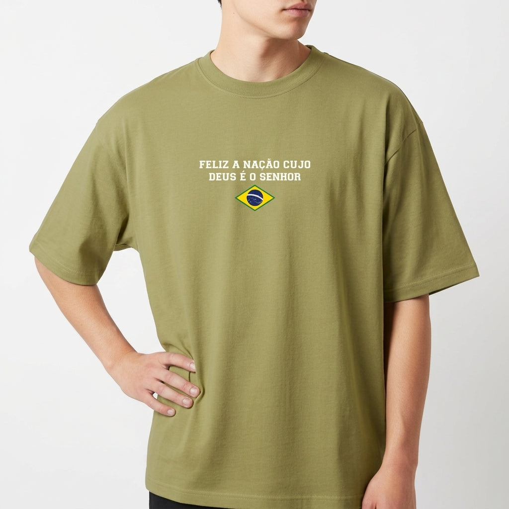 Camiseta com estampa frontal de frase inspiradora acompanhada de um brasão estilizado e estampa traseira com a palavra "SALMOS" acima dos números "33" e "12".