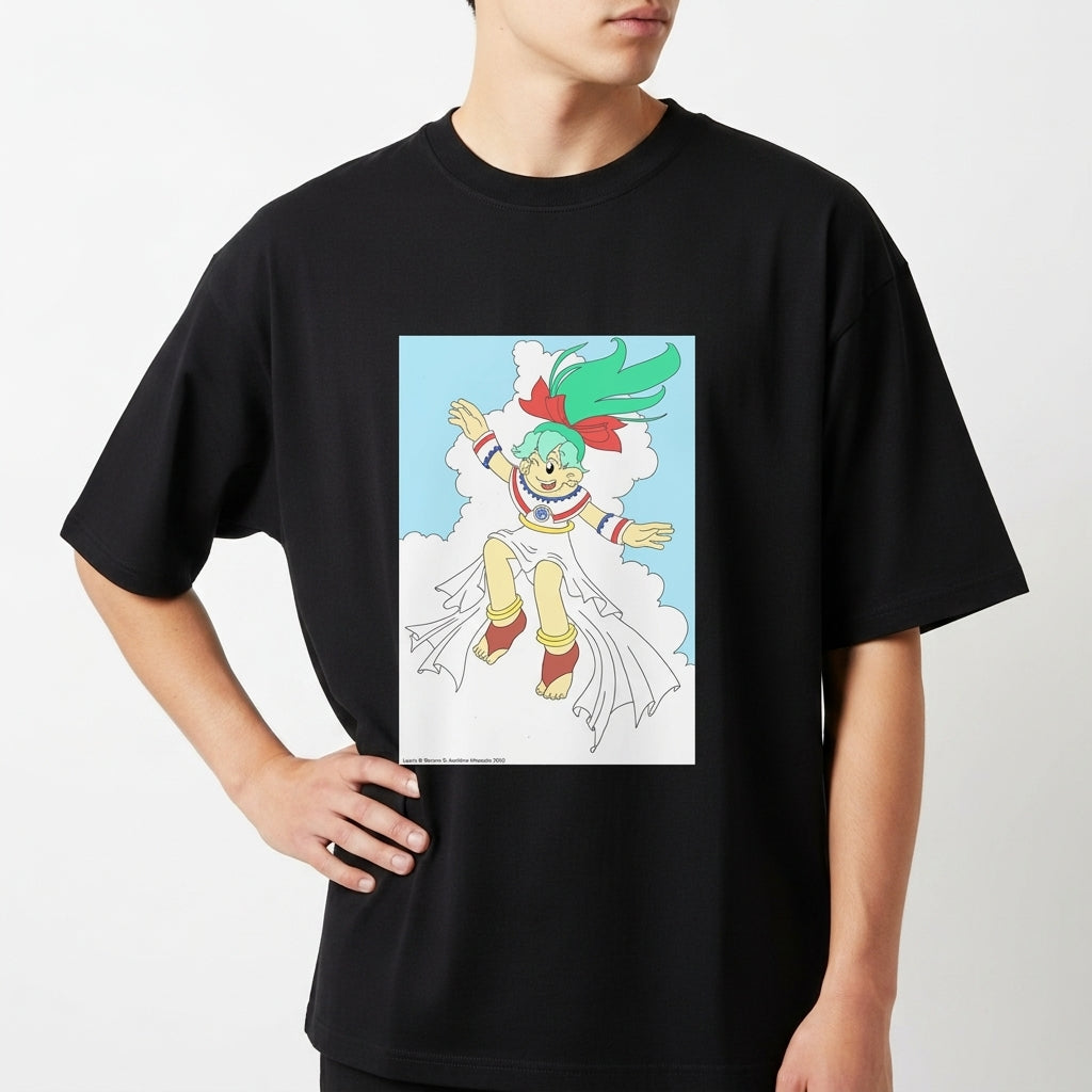 Camiseta com estampa frontal de personagem animado de cabelo verde e fita vermelha, flutuando em pose alegre sobre nuvens com fundo azul claro.