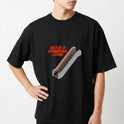 Camiseta com estampa frontal de uma escada rolante acompanhada da frase "Deixe a esquerda livre", com destaque para um efeito tridimensional.