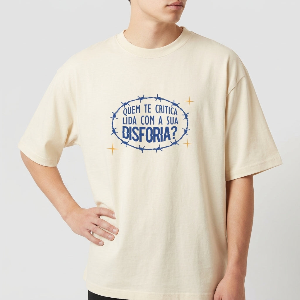 Camiseta com estampa frontal de frase envolta por arame farpado e estrelas e estampa traseira de símbolo estilizado com arame farpado no topo.