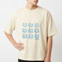 Camiseta com estampa frontal de nove rostos de gatos variados, um deles usando óculos, e estampa traseira de um rosto de gato com expressão séria.