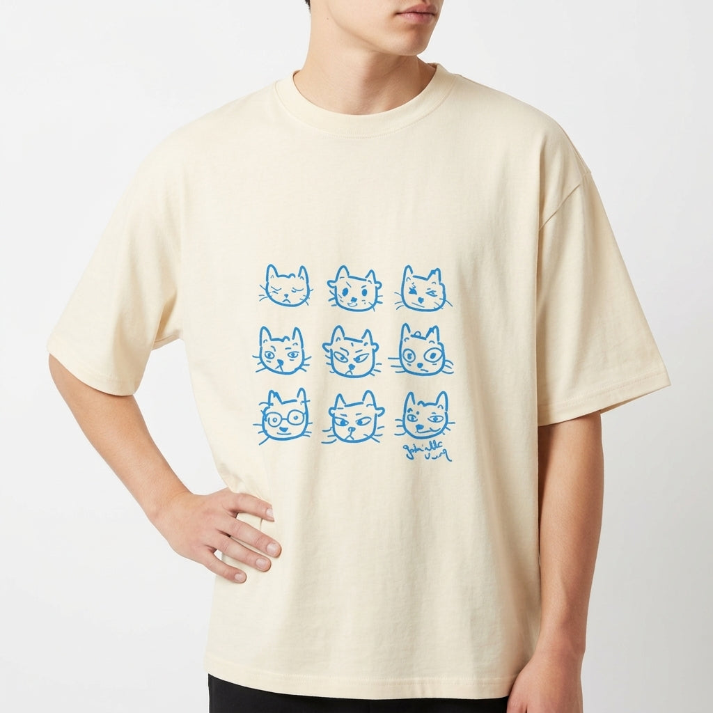 Camiseta com estampa frontal de nove rostos de gatos variados, um deles usando óculos, e estampa traseira de um rosto de gato com expressão séria.