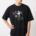 Camiseta com estampa frontal de figuras alienígenas e humanoides interagindo, acompanhadas de um texto estilizado; e estampa traseira de uma gaiola minimalista.