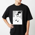 Camiseta com estampa frontal de personagem sorridente em pose flutuante, com cabelo esvoaçante, envolvendo-se em nuvens de estilo gráfico detalhado.