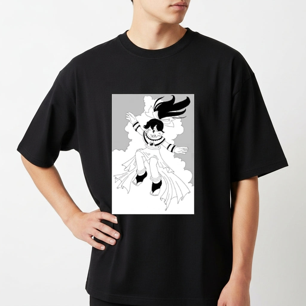 Camiseta com estampa frontal de personagem sorridente em pose flutuante, com cabelo esvoaçante, envolvendo-se em nuvens de estilo gráfico detalhado.