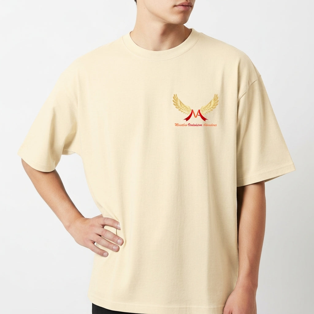 Camiseta com estampa frontal de asas douradas e um "M" vermelho, com texto "Ministério Verdadeiros Adoradores" e estampa traseira similar.