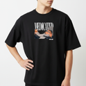 Camiseta com estampa frontal de um boneco usando óculos, deitado com expressão relaxada, segurando uma garrafa e fundo com a palavra "MEDICATED".