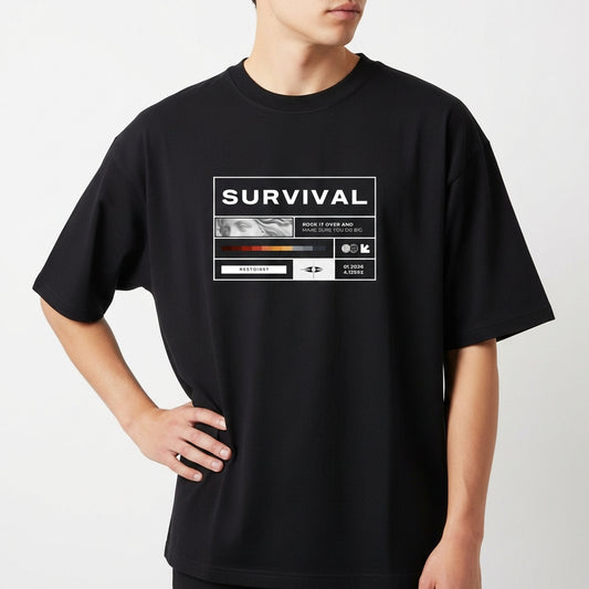 Camiseta com estampa frontal de uma colagem contendo a palavra "SURVIVAL", imagem clássica parcial, barras em cores e diversos símbolos geométricos.