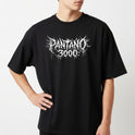 Camiseta com estampa frontal de texto estilizado "Pântano 3000" em um design de respingos e estampa traseira com padrão abstracto intrincado com elementos pontiagudos.