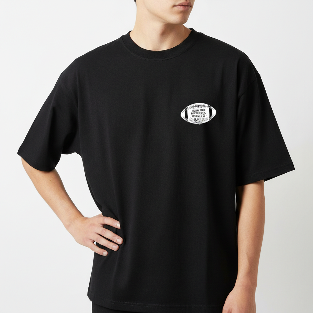 Camiseta com estampa frontal de texto em um formato oval e estampa traseira de duas mãos, uma segurando uma rosa e outra um punhal, com textos envoltos de arabescos.