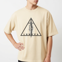 Camiseta com estampa frontal de triângulo contendo figura central simétrica e texto "LUNOVA" e estampa traseira de guerreiro ao centro com inscrições laterais.