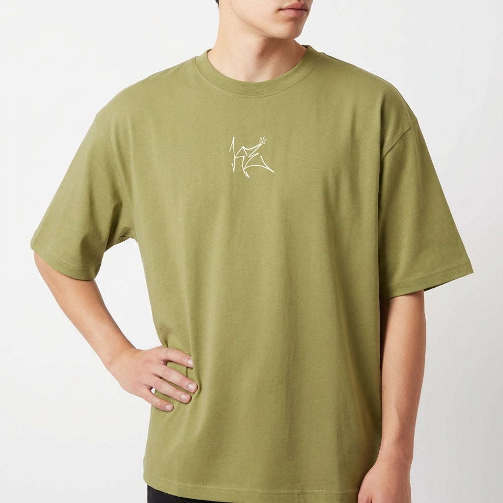 Camiseta com estampa frontal de desenho estilizado minimalista e estampa traseira de dado vermelho flutuante cercado por fumaça sinuosa.