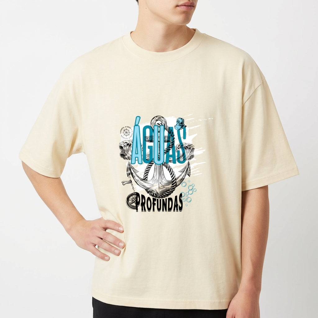 Camiseta com estampa frontal de texto "ÁGUAS PROFUNDAS" com âncora e elementos marítimos, e estampa traseira com pequeno logotipo "HOPE" estilizado.