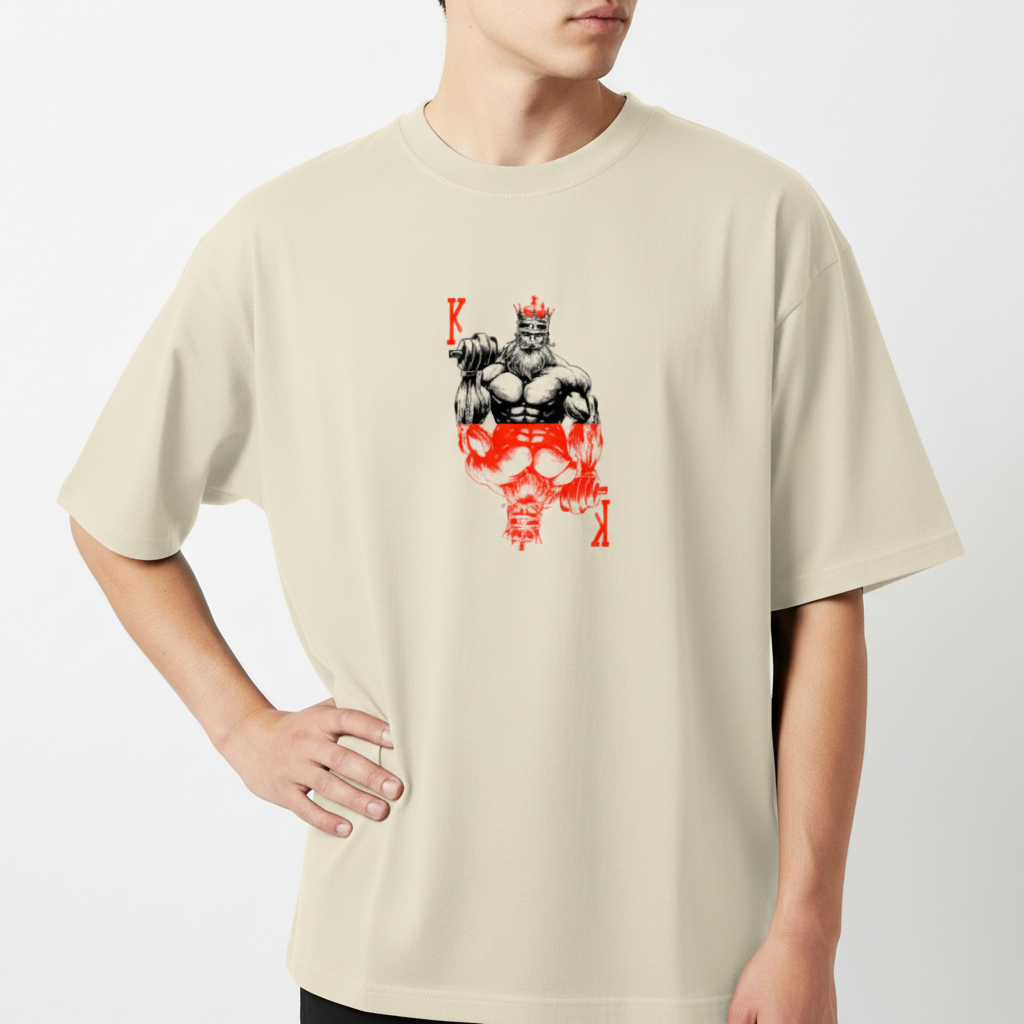 Camiseta com estampa frontal de uma carta de baralho representando um rei musculoso segurando um haltere, destacando elementos de força e majestade.