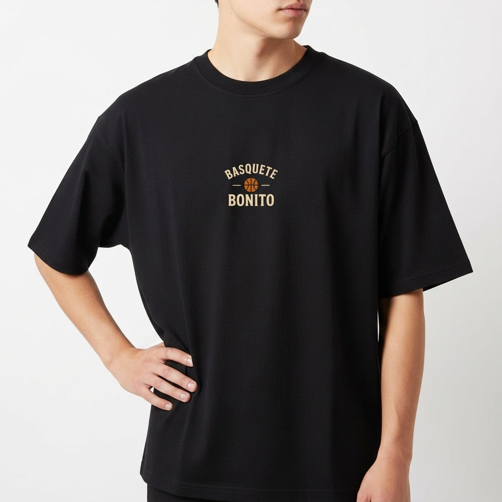 Camiseta com estampa frontal de texto "Basquete Bonito" com ícone de bola e estampa traseira de esqueleto em cenário de placas com frases sobre repescagem.