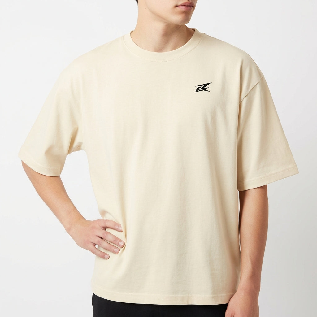 Camiseta com estampa frontal de logotipo estilizado e estampa traseira de macaco com boné e óculos, em frente a um círculo, com a frase "STAY STRONG".
