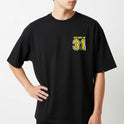Camiseta com estampa frontal de "SALMO 18" e número "31" em estilo esportivo e estampa traseira idêntica, com lettering e numeração destacados.