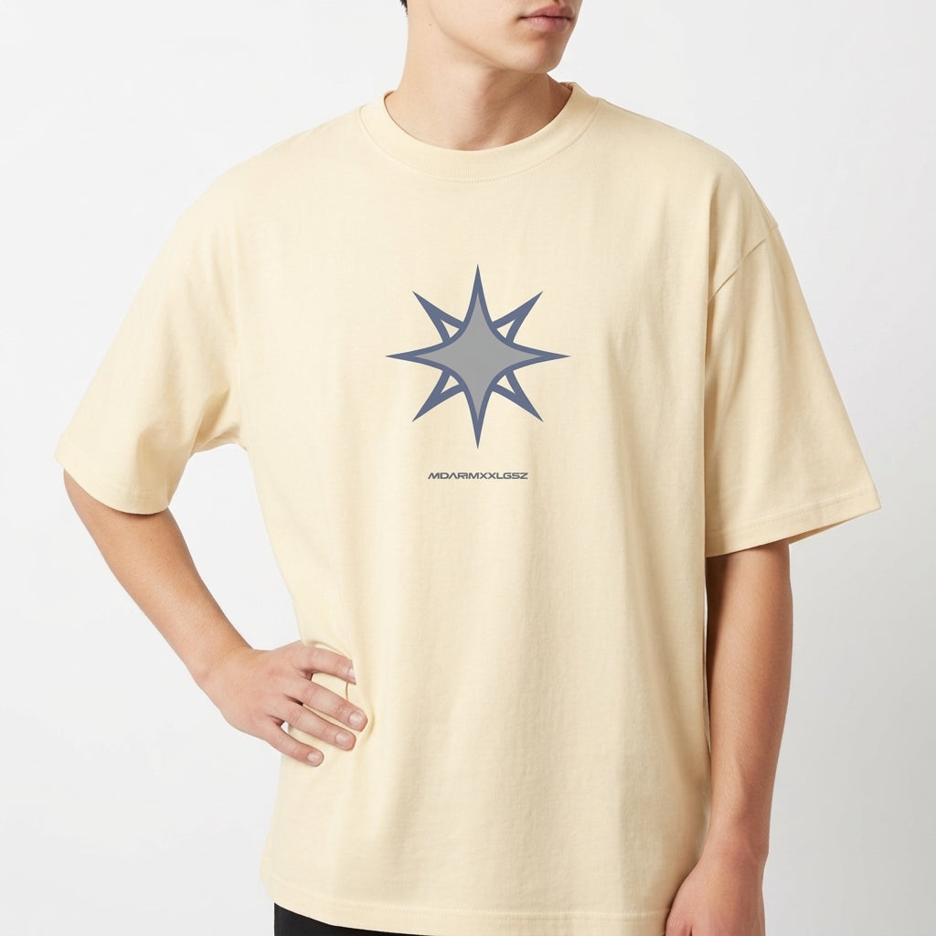 Camiseta com estampa frontal de estrela estilizada de oito pontas, acompanhada por texto discreto abaixo do desenho centralizado.