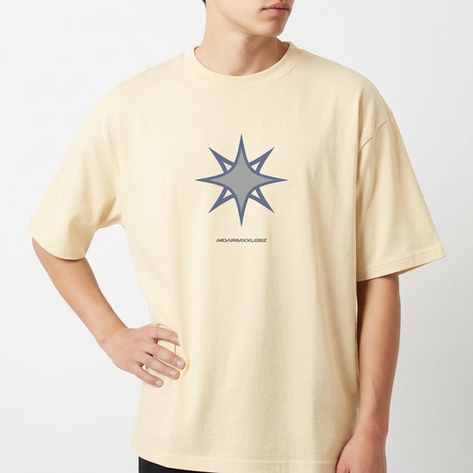 Camiseta com estampa frontal de estrela estilizada de oito pontas, acompanhada por texto discreto abaixo do desenho centralizado.