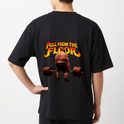Camiseta com estampa frontal de letras estilizadas "TFK" e "TF#" e estampa traseira de homem levantando peso sob as palavras flamejantes "PULL FROM THE FLOOR".