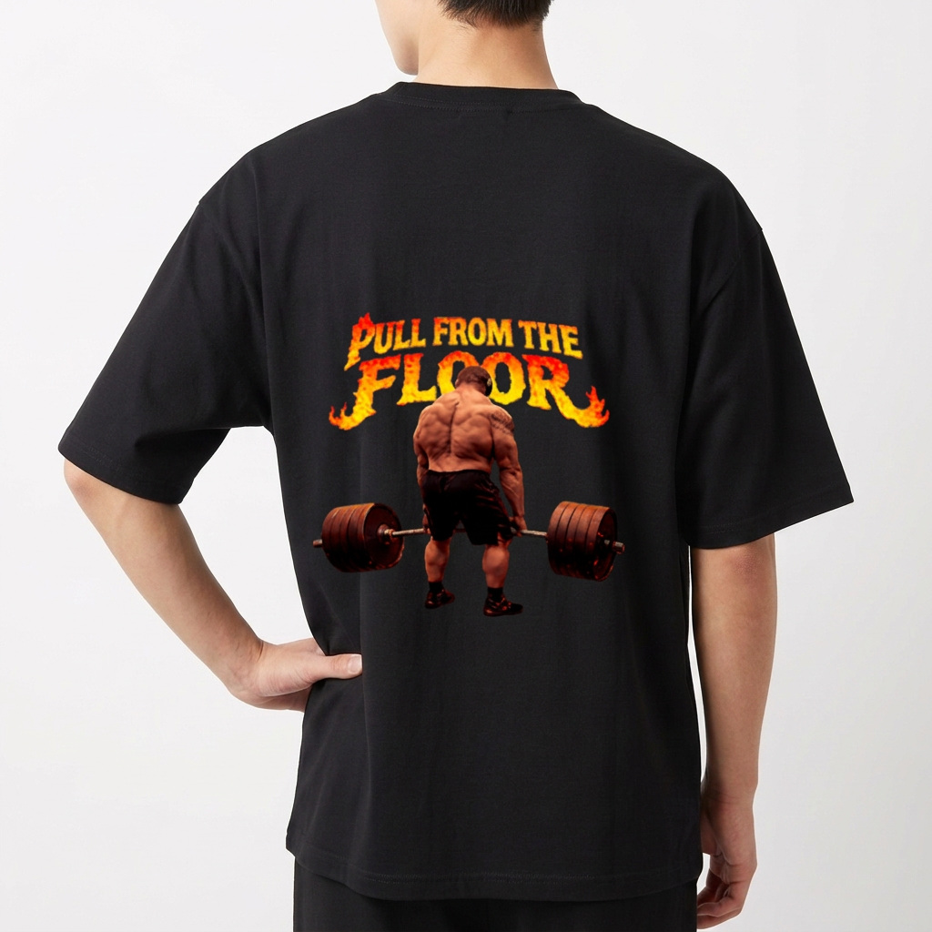 Camiseta com estampa frontal de letras estilizadas "TFK" e "TF#" e estampa traseira de homem levantando peso sob as palavras flamejantes "PULL FROM THE FLOOR".