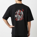 Camiseta com estampa frontal de letras estilizadas ao lado de um capacete medieval e estampa traseira de guerreiro com armadura somado a elementos místicos.