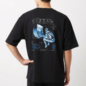 Camiseta com estampa traseira de figura humanoide prateada interagindo com computador retro, rodeada por elementos tecnológicos, símbolos e inscrições.