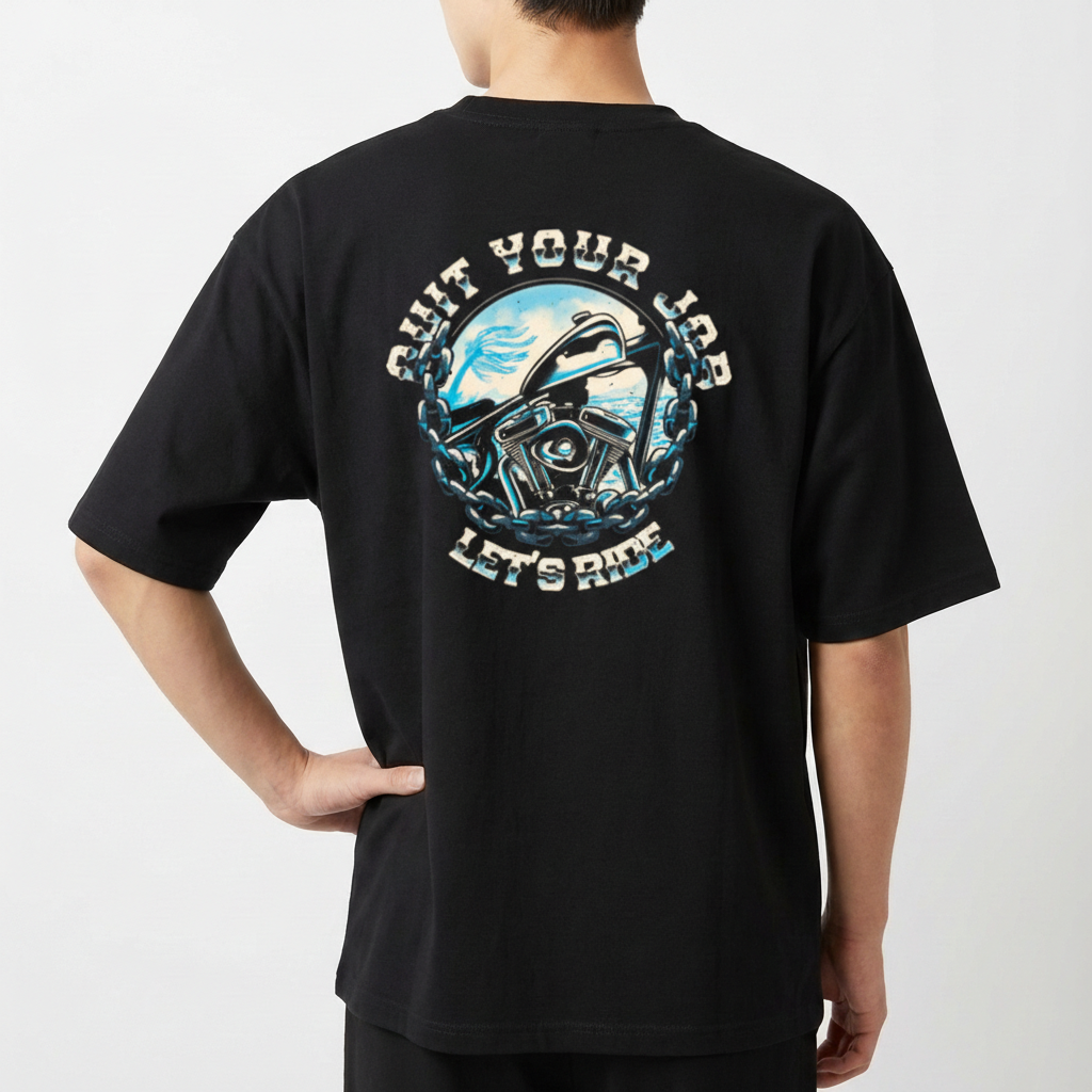 Camiseta com estampa frontal de ondas estilizadas e estampa traseira de moto emoldurada por correntes com a frase "Quit Your Job Let's Ride".