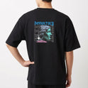 Camiseta com estampa frontal de lettering artístico moderno e estampa traseira de busto clássico com sobreposição de texto "democracy".