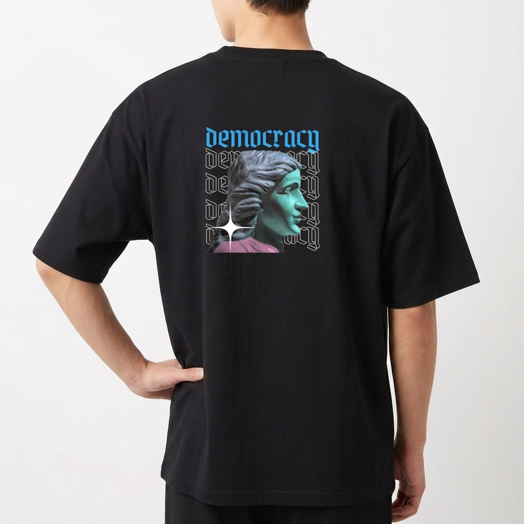 Camiseta com estampa frontal de lettering artístico moderno e estampa traseira de busto clássico com sobreposição de texto "democracy".