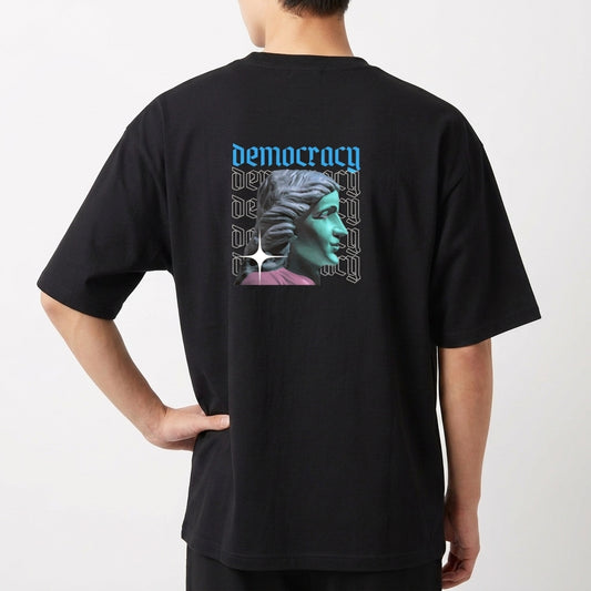 Camiseta com estampa frontal de lettering artístico moderno e estampa traseira de busto clássico com sobreposição de texto "democracy".