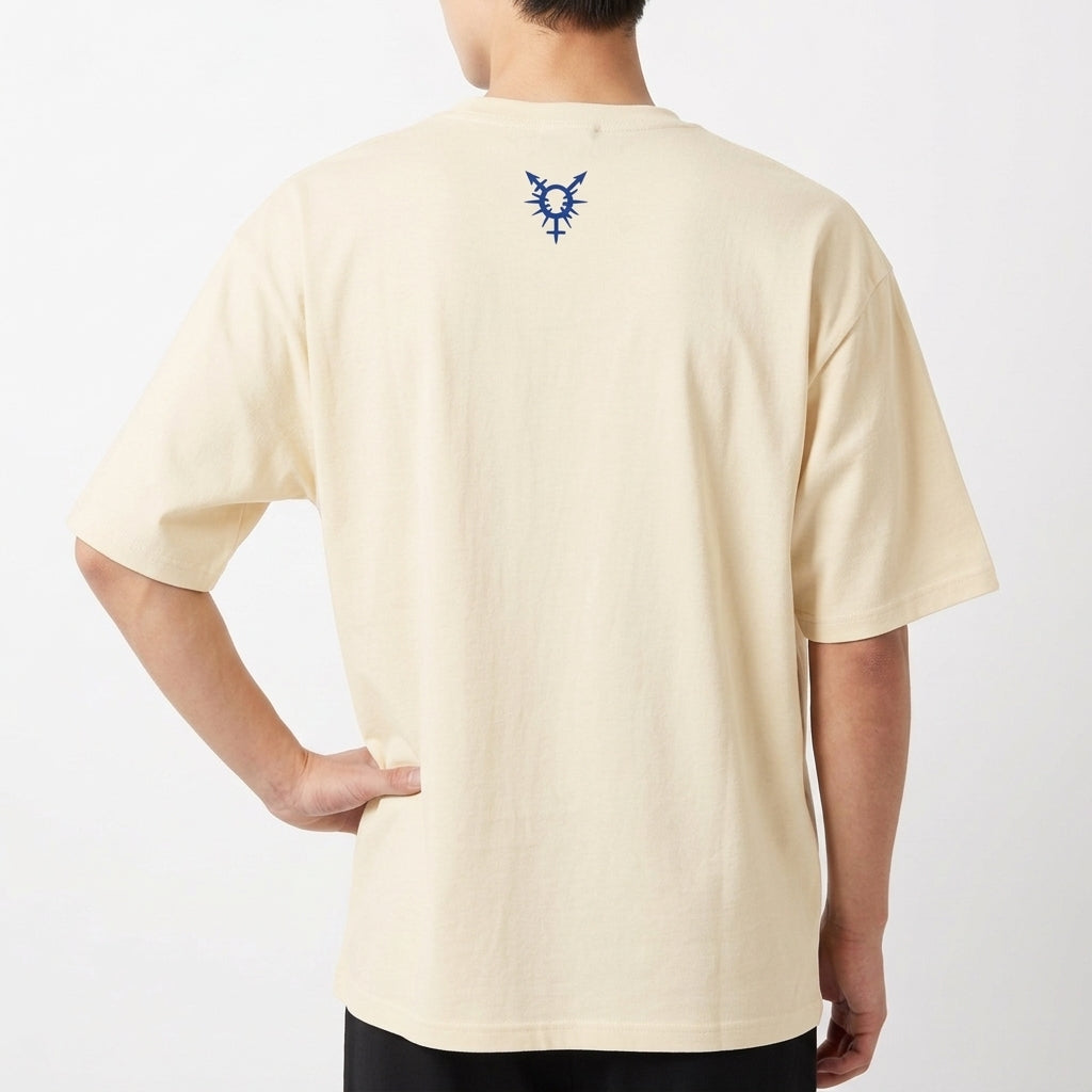 Camiseta com estampa frontal de frase envolta por arame farpado e estrelas e estampa traseira de símbolo estilizado com arame farpado no topo.